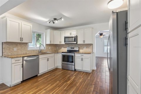 House in Minneola, Florida 5 bedrooms, 164.99 sq.m. № 2258701 - photo 9