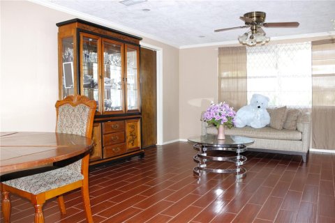 House in New Port Richey, Florida 4 bedrooms, 158.68 sq.m. № 1900674 - photo 8