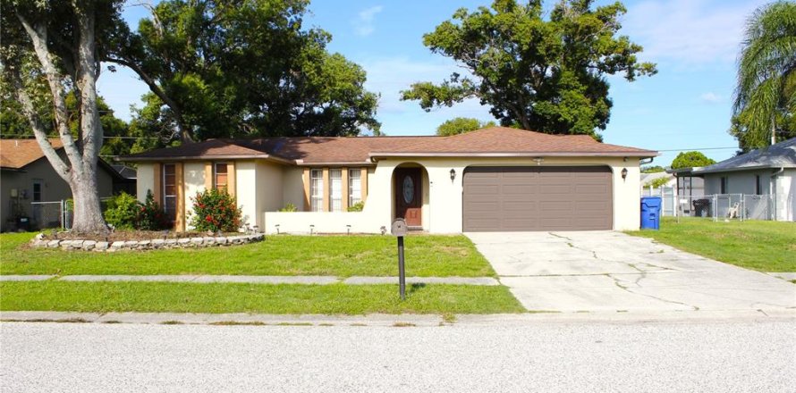 House in New Port Richey, Florida 4 bedrooms, 158.68 sq.m. № 1900674
