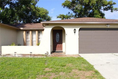 House in New Port Richey, Florida 4 bedrooms, 158.68 sq.m. № 1900674 - photo 2