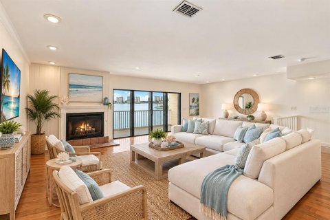 Townhouse in Treasure Island, Florida 2 bedrooms, 188.13 sq.m. № 2379730 - photo 13