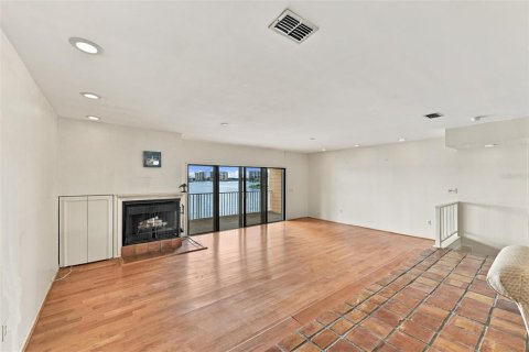 Townhouse in Treasure Island, Florida 2 bedrooms, 188.13 sq.m. № 2379730 - photo 12