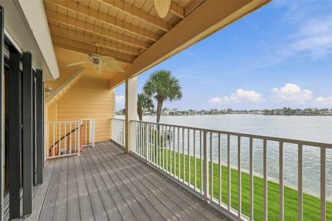Townhouse in Treasure Island, Florida 2 bedrooms, 188.13 sq.m. № 2379730 - photo 8