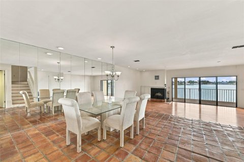 Townhouse in Treasure Island, Florida 2 bedrooms, 188.13 sq.m. № 2379730 - photo 17
