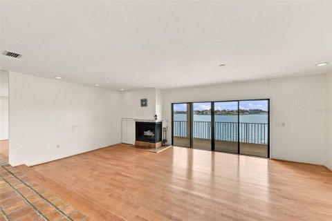 Townhouse in Treasure Island, Florida 2 bedrooms, 188.13 sq.m. № 2379730 - photo 7