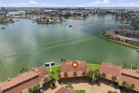 Townhouse in Treasure Island, Florida 2 bedrooms, 188.13 sq.m. № 2379730 - photo 2