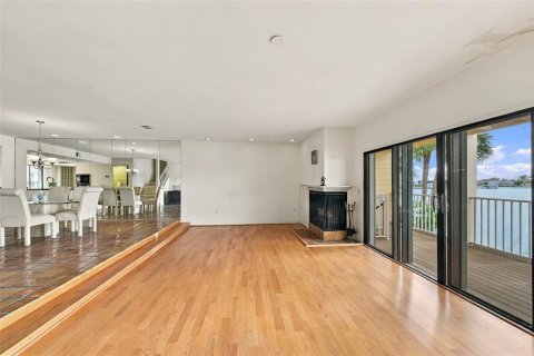 Townhouse in Treasure Island, Florida 2 bedrooms, 188.13 sq.m. № 2379730 - photo 11