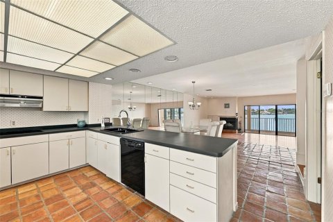 Townhouse in Treasure Island, Florida 2 bedrooms, 188.13 sq.m. № 2379730 - photo 23