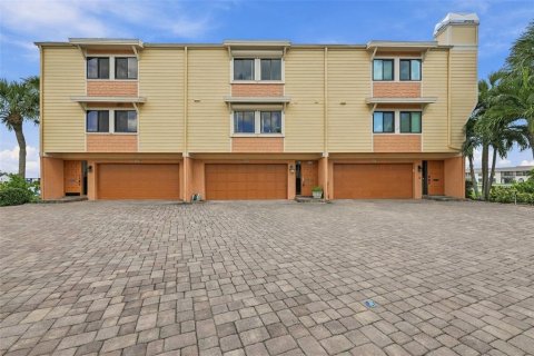Townhouse in Treasure Island, Florida 2 bedrooms, 188.13 sq.m. № 2379730