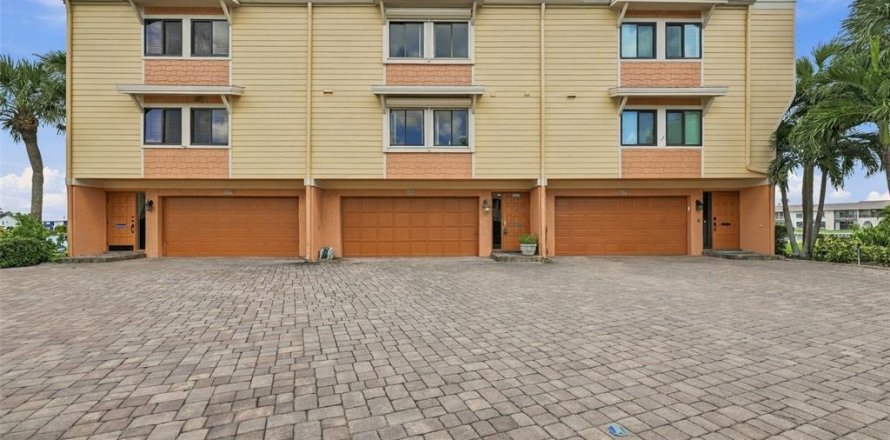 Townhouse in Treasure Island, Florida 2 bedrooms, 188.13 sq.m. № 2379730