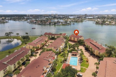 Townhouse in Treasure Island, Florida 2 bedrooms, 188.13 sq.m. № 2379730 - photo 5