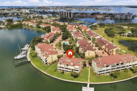 Townhouse in Treasure Island, Florida 2 bedrooms, 188.13 sq.m. № 2379730 - photo 4