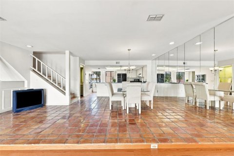 Townhouse in Treasure Island, Florida 2 bedrooms, 188.13 sq.m. № 2379730 - photo 16