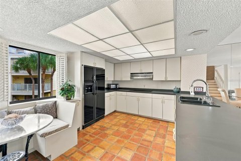 Townhouse in Treasure Island, Florida 2 bedrooms, 188.13 sq.m. № 2379730 - photo 20