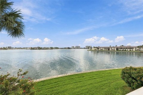 Townhouse in Treasure Island, Florida 2 bedrooms, 188.13 sq.m. № 2379730 - photo 9