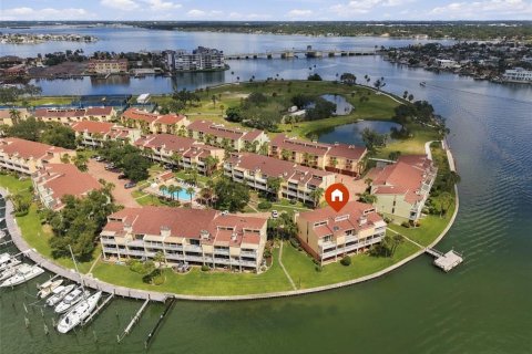 Townhouse in Treasure Island, Florida 2 bedrooms, 188.13 sq.m. № 2379730 - photo 3
