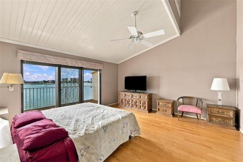 Townhouse in Treasure Island, Florida 2 bedrooms, 188.13 sq.m. № 2379730 - photo 30
