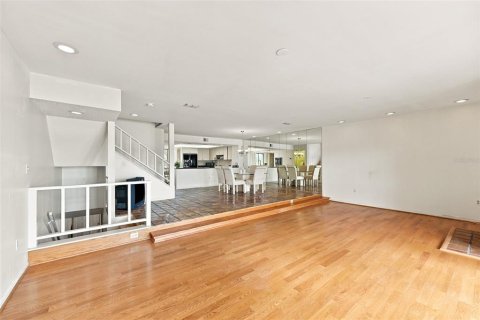 Townhouse in Treasure Island, Florida 2 bedrooms, 188.13 sq.m. № 2379730 - photo 15