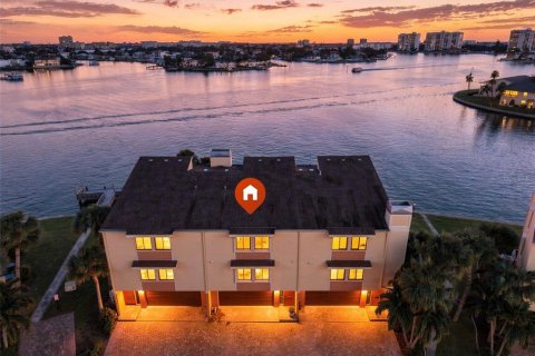 Townhouse in Treasure Island, Florida 2 bedrooms, 188.13 sq.m. № 2379730 - photo 6