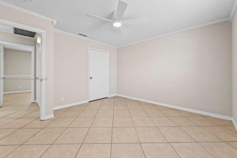 Снять в аренду виллу или дом в Уэст-Палм-Бич, Флорида 2 спальни, 78.04м2, № 1955856 - фото 14