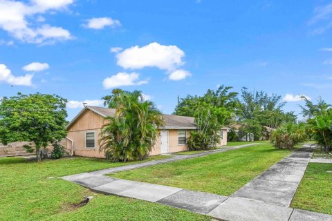 Снять в аренду виллу или дом в Уэст-Палм-Бич, Флорида 2 спальни, 78.04м2, № 1955856 - фото 18