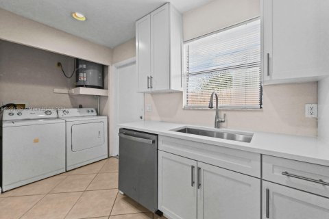 Снять в аренду виллу или дом в Уэст-Палм-Бич, Флорида 2 спальни, 78.04м2, № 1955856 - фото 9