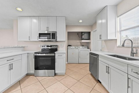 Снять в аренду виллу или дом в Уэст-Палм-Бич, Флорида 2 спальни, 78.04м2, № 1955856 - фото 7