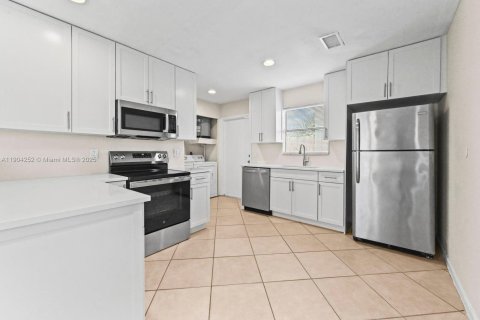 Снять в аренду виллу или дом в Уэст-Палм-Бич, Флорида 2 спальни, 78.04м2, № 1955856 - фото 6