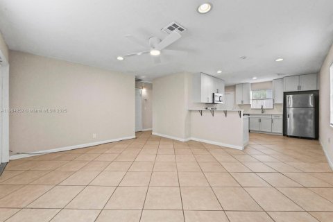 Снять в аренду виллу или дом в Уэст-Палм-Бич, Флорида 2 спальни, 78.04м2, № 1955856 - фото 4