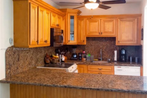 Купить виллу или дом в Майами, Флорида 4 спальни, 129.6м2, № 1998183 - фото 15