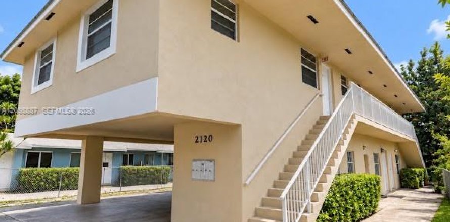 Commercial property in Miami, Florida № 2401262
