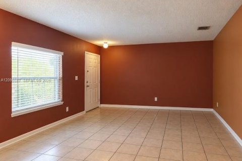 Commercial property in Miami, Florida № 2401262 - photo 17