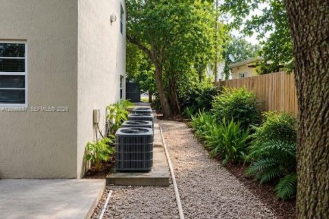 Commercial property in Miami, Florida № 2401262 - photo 8