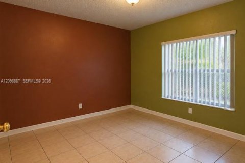 Commercial property in Miami, Florida № 2401262 - photo 12