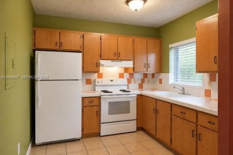 Commercial property in Miami, Florida № 2401262 - photo 18