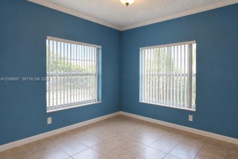 Commercial property in Miami, Florida № 2401262 - photo 15