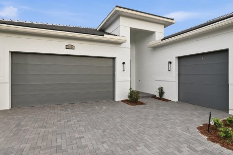 House in Port St. Lucie, Florida 3 bedrooms, 264.4 sq.m. № 2147288 - photo 3