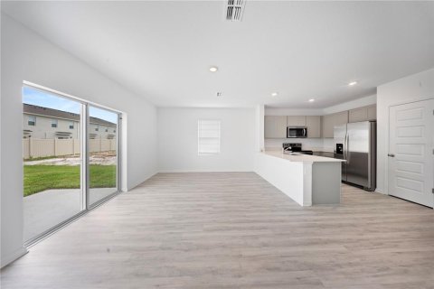 Townhouse in Lakeland, Florida 3 bedrooms, 136.01 sq.m. № 2210400 - photo 3