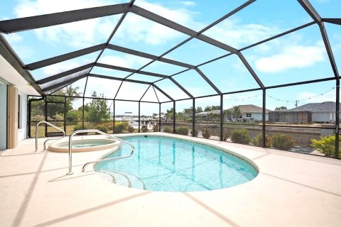 Casa en Port Charlotte, Florida 3 dormitorios, 187.29 m2 № 2137642