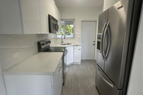 Villa ou maison à vendre à Miami, Floride: 3 chambres, 74.32 m2 № 1816424 - photo 6
