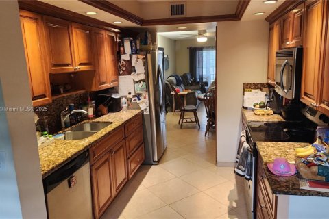 Condo in Pembroke Pines, Florida, 2 bedrooms № 1958682 - photo 1