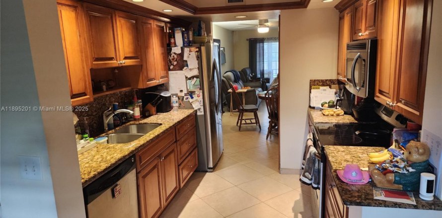 Condo in Pembroke Pines, Florida, 2 bedrooms № 1958682