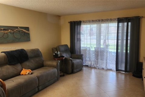 Condo in Pembroke Pines, Florida, 2 bedrooms № 1958682 - photo 7