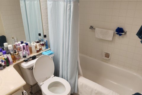 Condo in Pembroke Pines, Florida, 2 bedrooms № 1958682 - photo 10