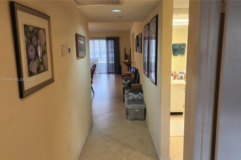 Condo in Pembroke Pines, Florida, 2 bedrooms № 1958682 - photo 11