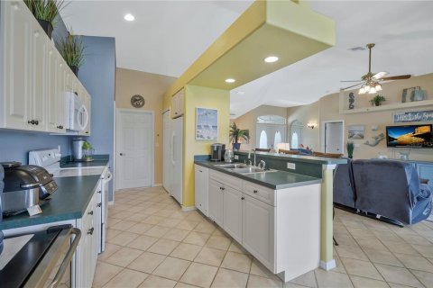 House in Cape Coral, Florida 3 bedrooms, 159.05 sq.m. № 1614972 - photo 7