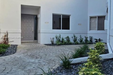 Townhouse in Plantation, Florida 3 bedrooms, 139.73 sq.m. № 1978893