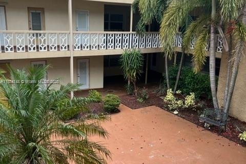 Condo in Hollywood, Florida, 2 bedrooms  № 1871990 - photo 4