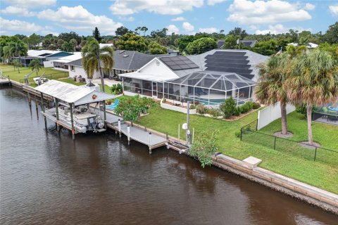 Casa en Port Charlotte, Florida 3 dormitorios, 208.19 m2 № 2379625