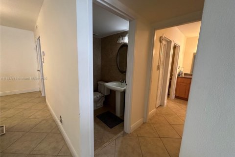 Copropriété à louer à Surfside, Floride: 1 chambre, 85.28 m2 № 1963045 - photo 24